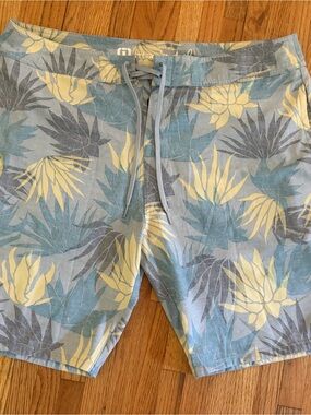 Travis Mathew Board Shorts Men’s Size 38 Blue Floral Swim